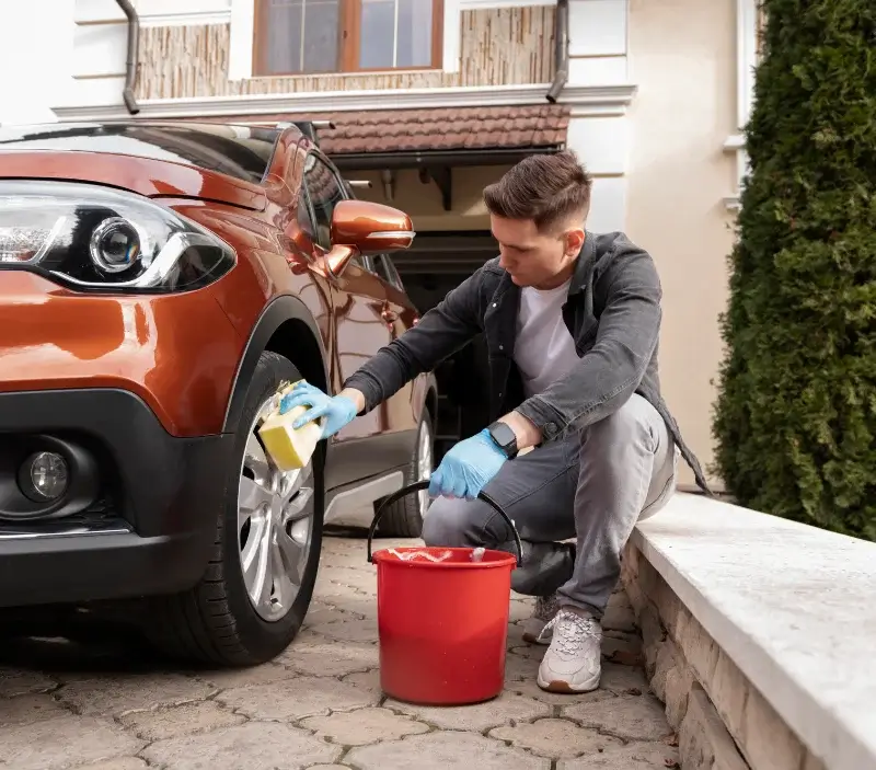 Lavage auto à domicile Oudan : professionnel intervenant sur un véhicule